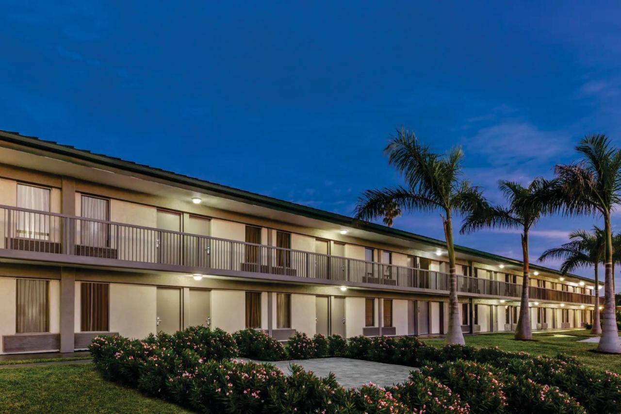Getaway At The Marina Aparthotel South Bradenton Екстериор снимка